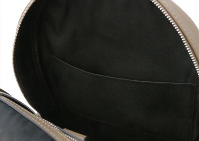 Taupe - tamsiai pilkai ruda Unisex odinė kuprinė vyrams ir moterims Natūralios odos odinis prabangus brangus  patogi ir prabangi odinė kuprinė vyrams ir moterims. Brangi dovana gimtadieniui ar Kalėdoms.
