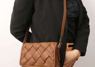 dark taupe  tamsiai pilkai ruda Unisex odinis krepšys per petį vyrams ir moterims Natūralios odos odinis prabangus brangus   tašė per petį vyrams ir moterims. Praktiška dovana teisės studentui, teisininkui, mokslininkui.